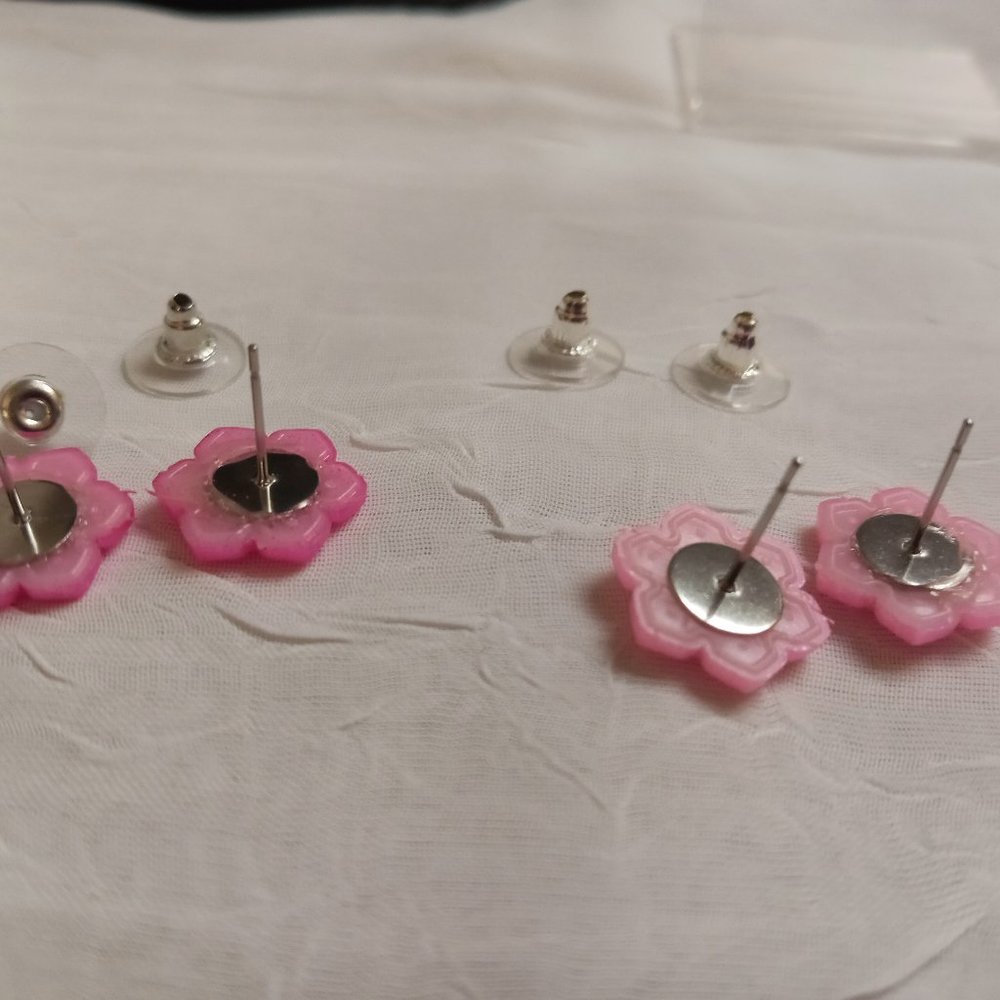 Two Pair Handmade Hand Crafted Glued Resin Flower Stud Earrings Jewelry #50 - Picture 4 of 13